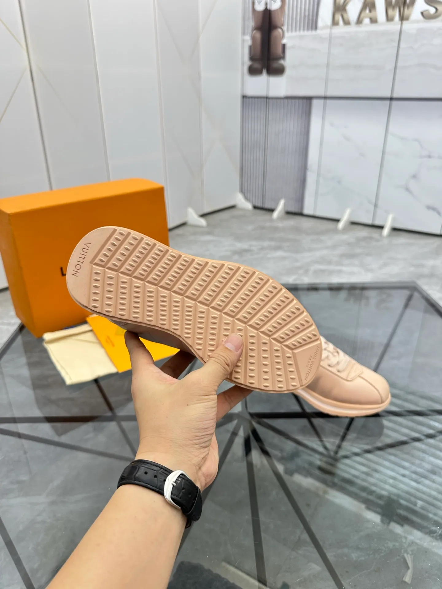 Men's shoes: 💰P700¥ Top quality Product trademark: LV* "Louis Vuitton*" low-top casual shoes Regular size: 35-45 (can be customized to 46) Couple style Product materials: Imported cowhide upper, breathable lining, original outsole. Number: two